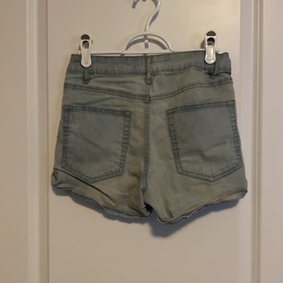 Jeans shorts with rose - Picture 2 of 3